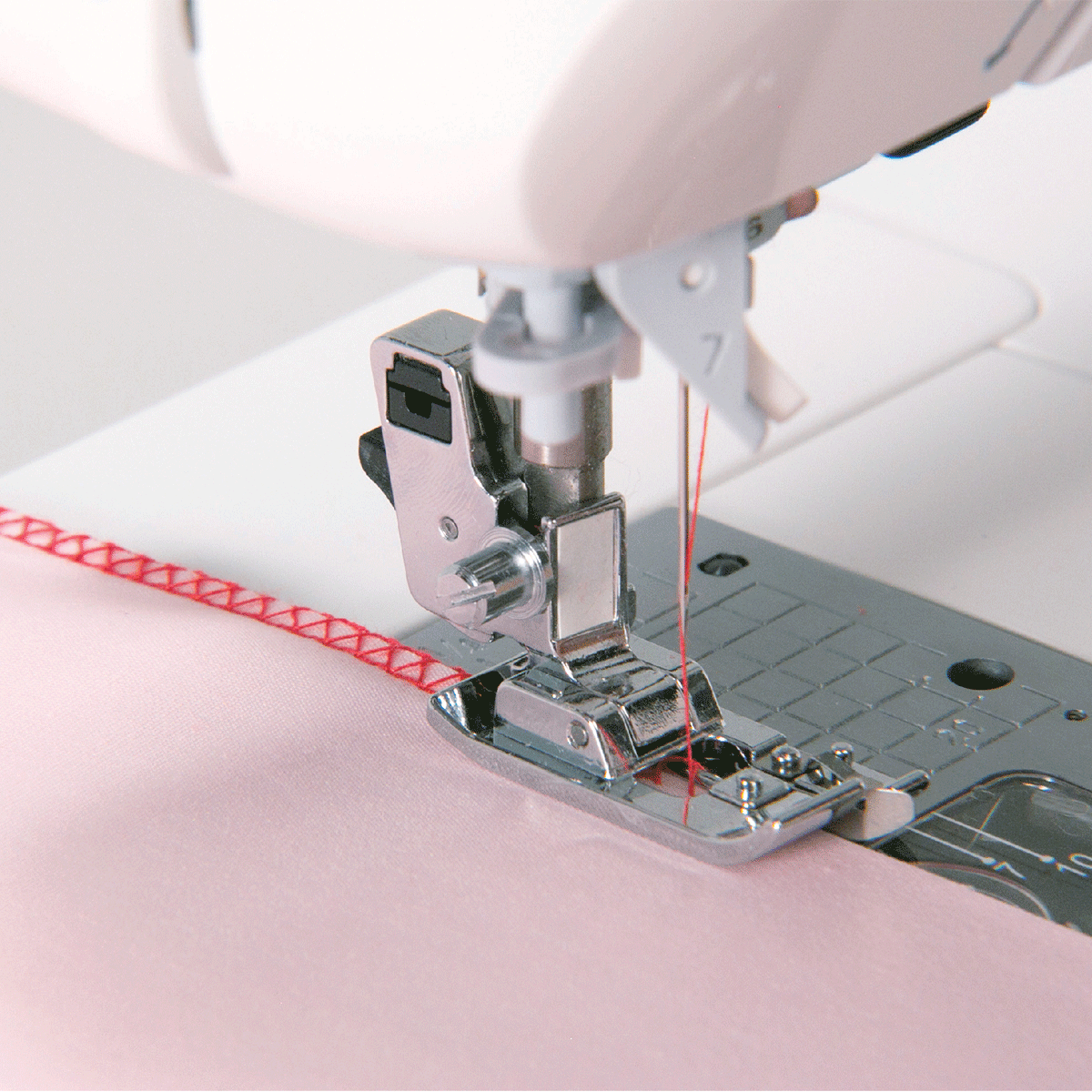 HZL-DX5 Professional Quality Quilting and Sewing Machine with 185 Stitch Patterns and 3 Fonts