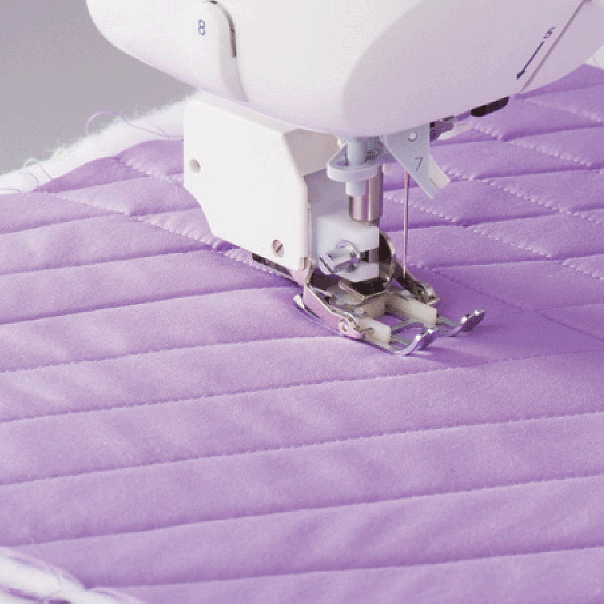 HZL-DX5 Professional Quality Quilting and Sewing Machine with 185 Stitch Patterns and 3 Fonts